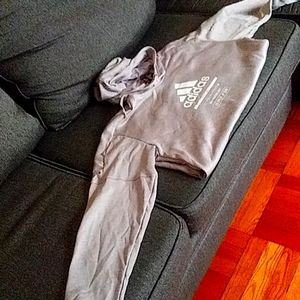 Adidas hoodie regular fit. Heavy weight